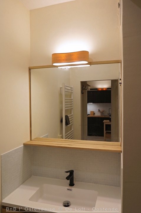 Bathroom_-_mirror_Airbnb2