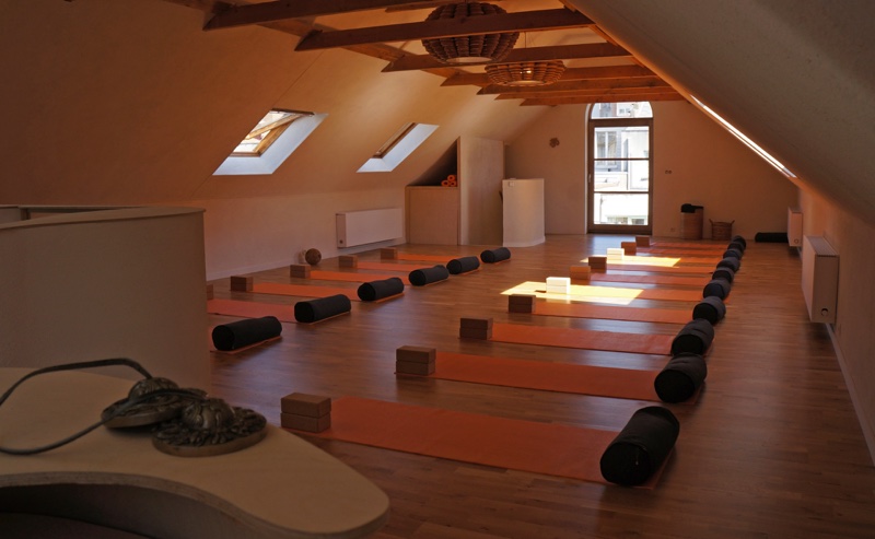 Surya Studio - De loft oostende met yoga matjes